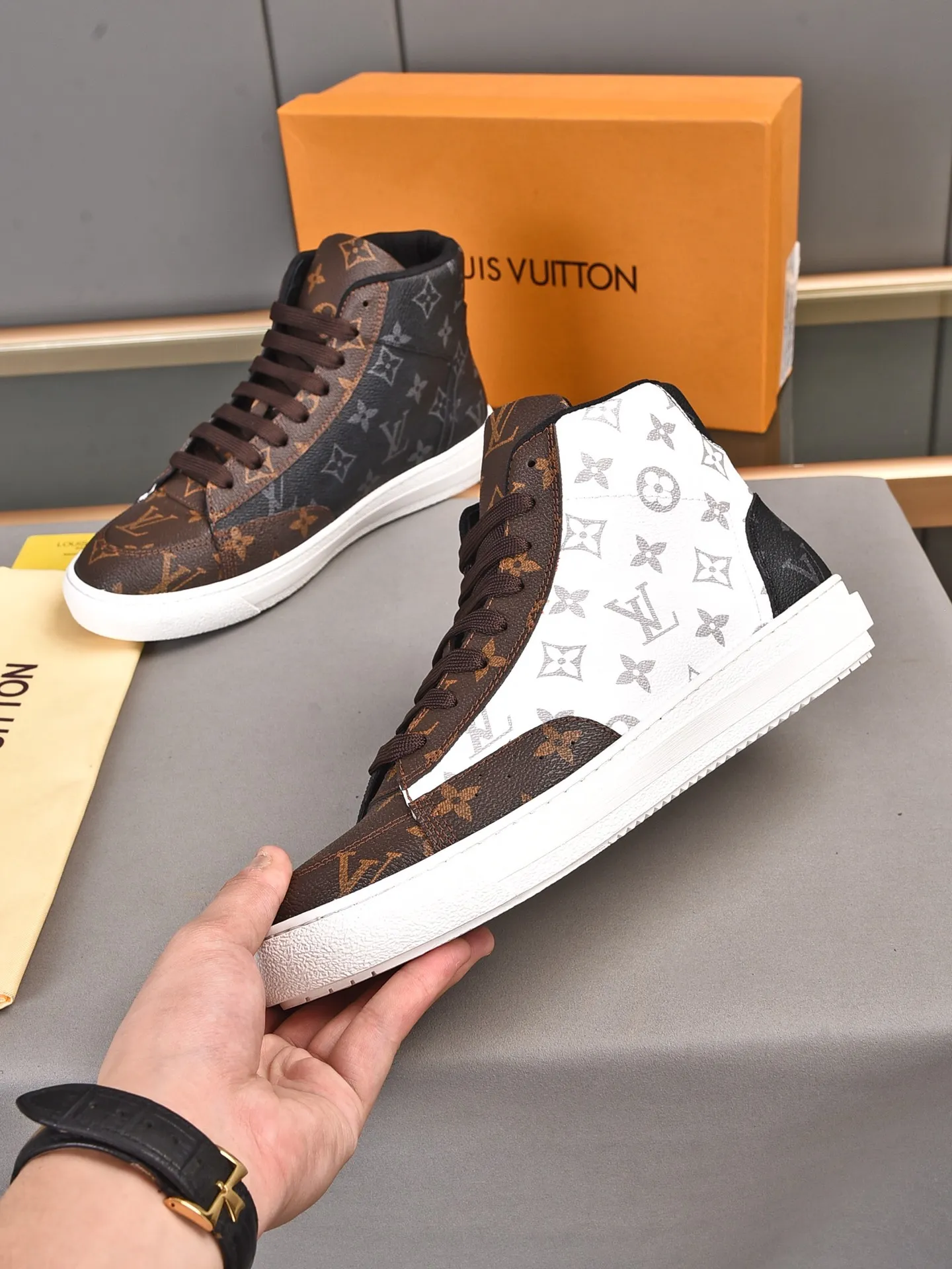 💰💰💰P440 [Latest LV high-top model] New casual Korean-style men's shoes, new autumn and winter design, perfect workmanship, cabinet quality, upper PVC material, breathable mesh lining; soft and comfortable, original rubber outsole super light Wear-resistant, simple, versatile fashion men's shoes, bright colors Two colors available Size 38--44 (45 46 customized)
